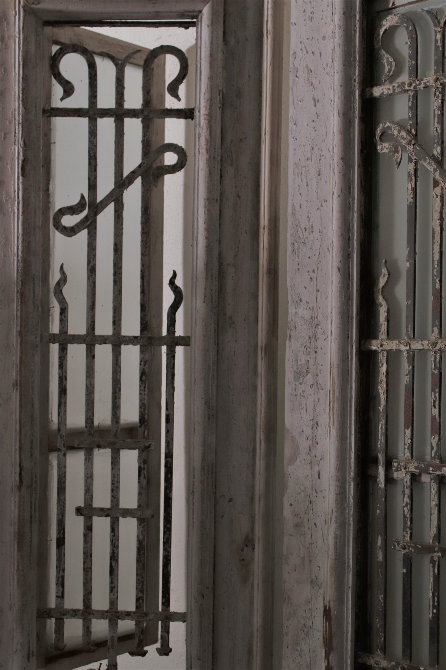 VINTAGE DBL GLASS METAL FRENCH DOOR L095