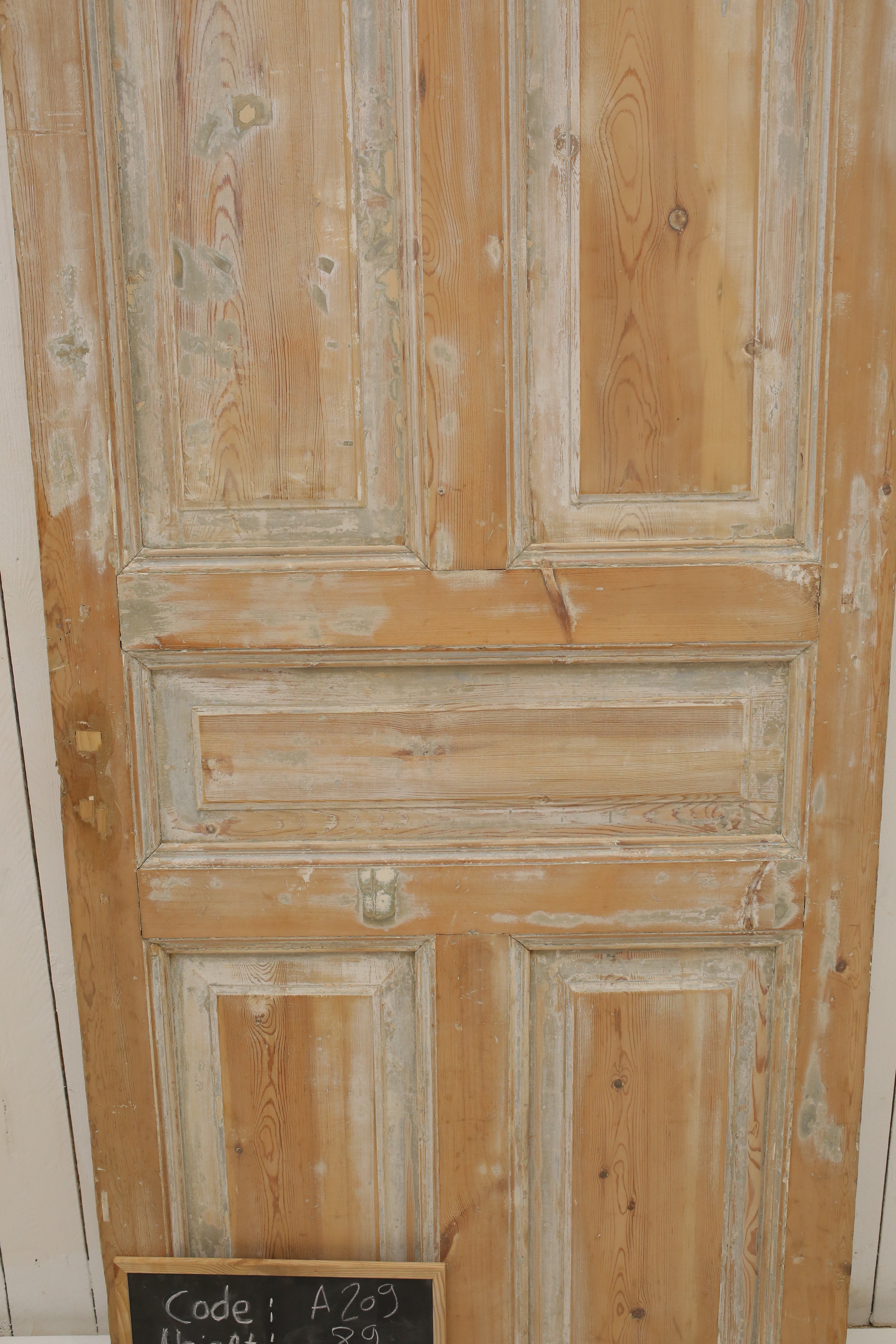 VINTAGE SINGLE DOOR A209