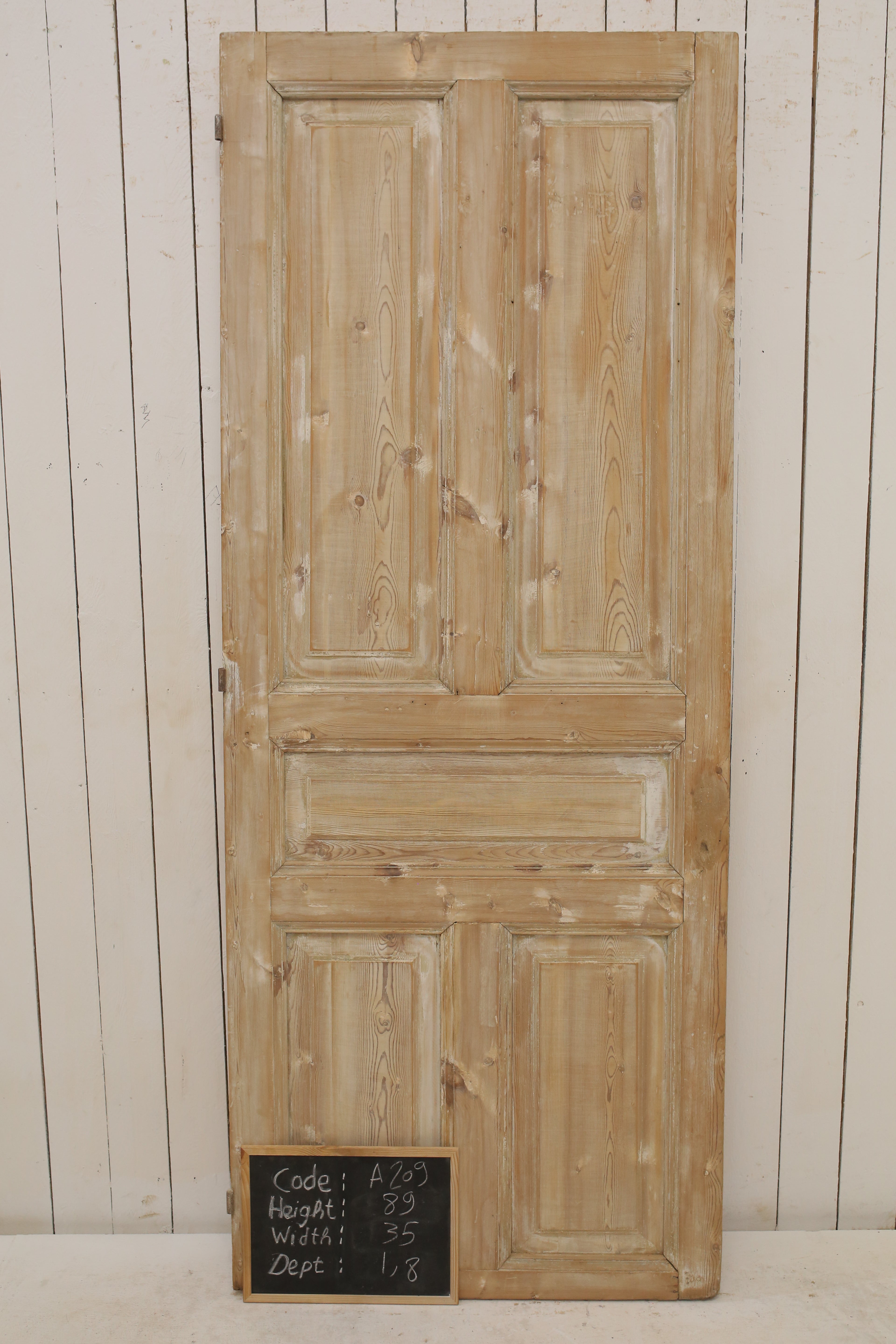 VINTAGE SINGLE DOOR A209