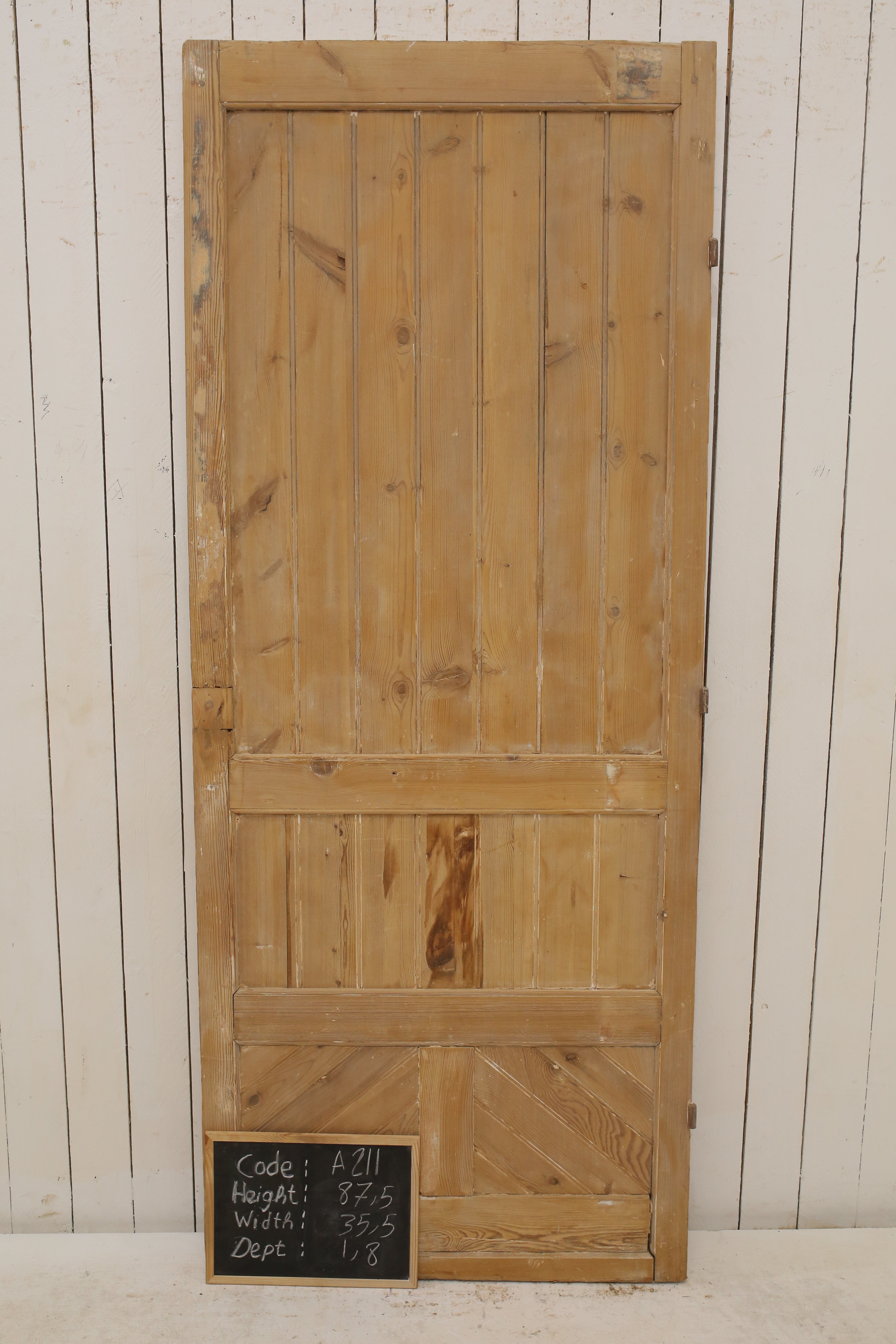 VINTAGE SINGLE DOOR A211